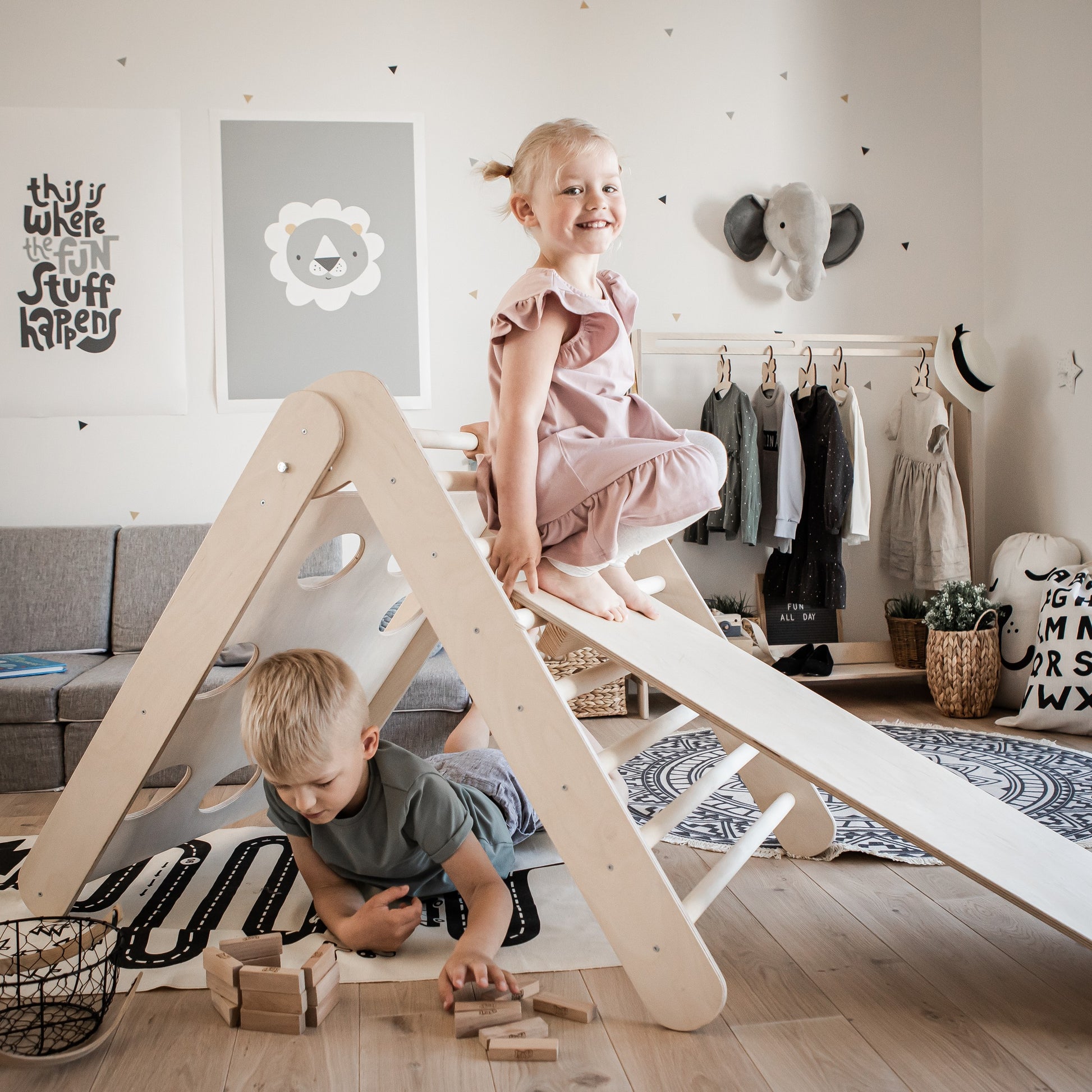 Montessori Klimdriehoek Met Inklapbare Ramp Binnen Spel by Montessori House Bed