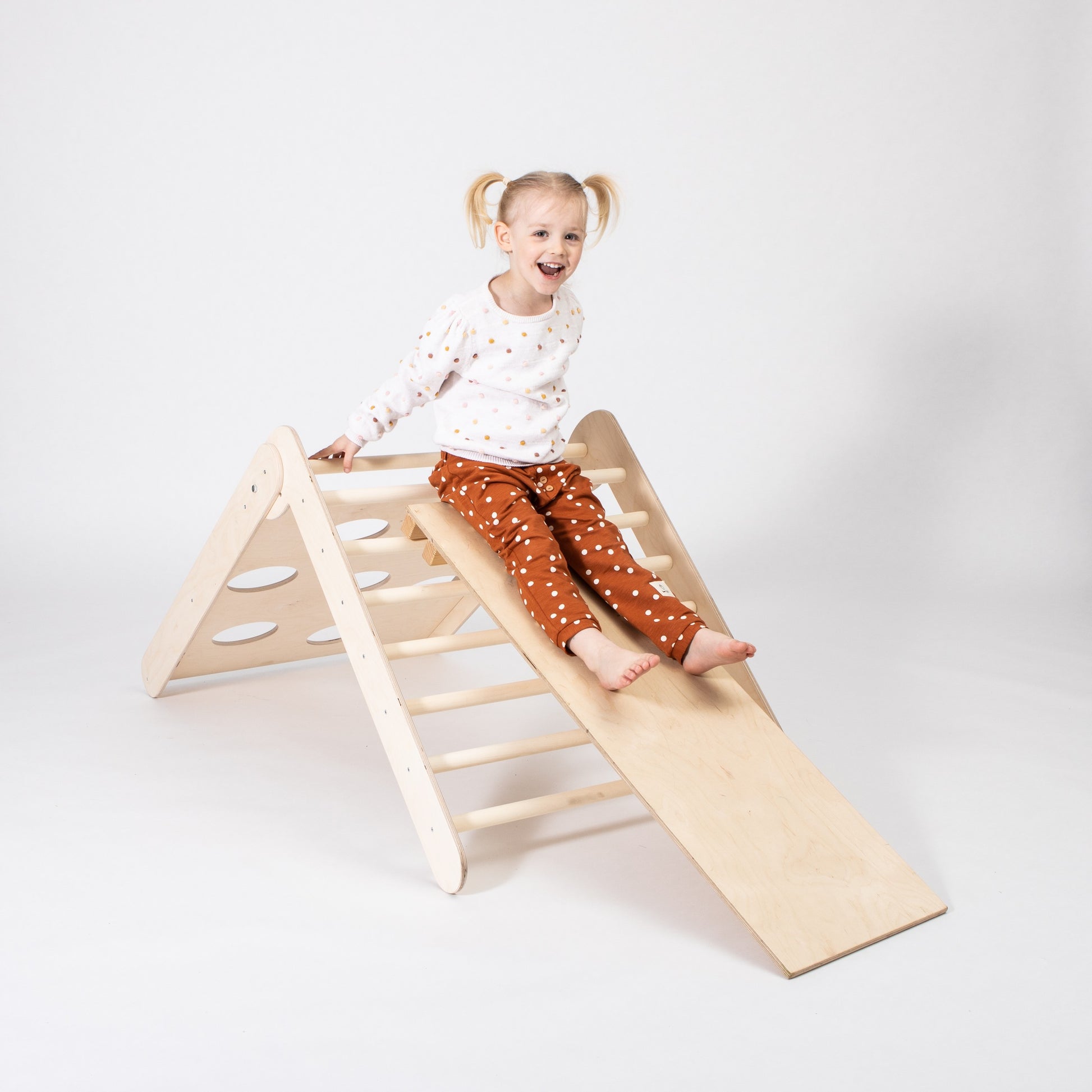 Montessori Klimdriehoek Met Inklapbare Ramp Binnen Spel by Montessori House Bed