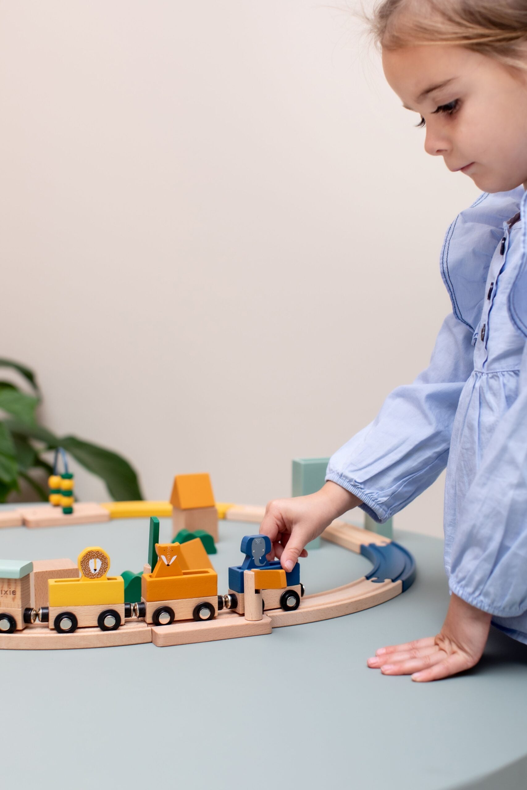Houten Spoorwegset Dierentrein Met Magnetische Wagens by Trixie Baby