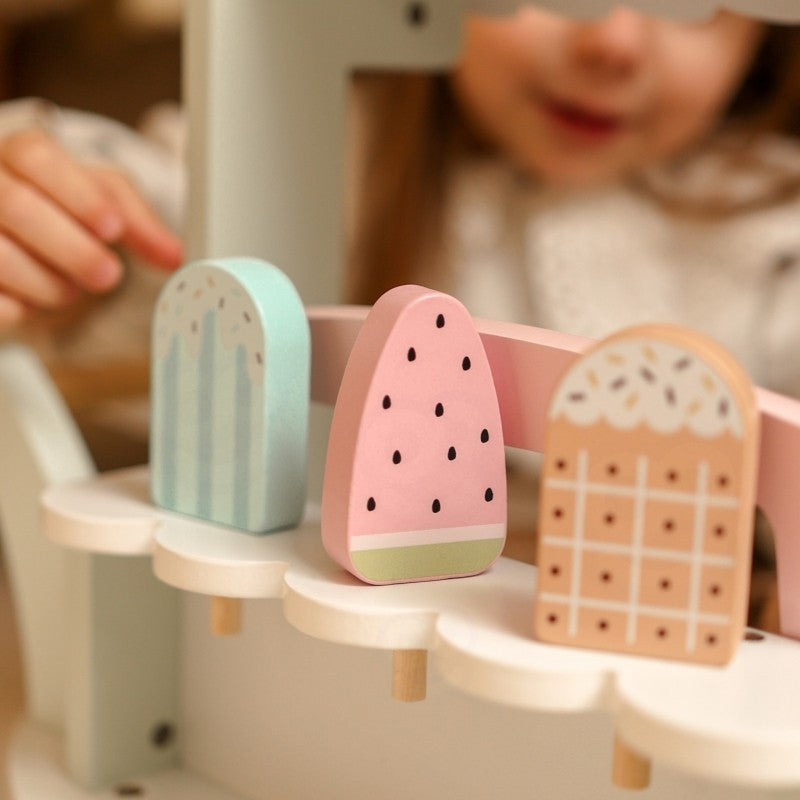 Ambachtelijke Houten Ijssalon Met Pastelgekleurde Kar by Woopie Let's Go Green