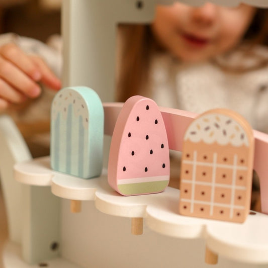 Ambachtelijke Houten Ijssalon Met Pastelgekleurde Kar by Woopie Let's Go Green