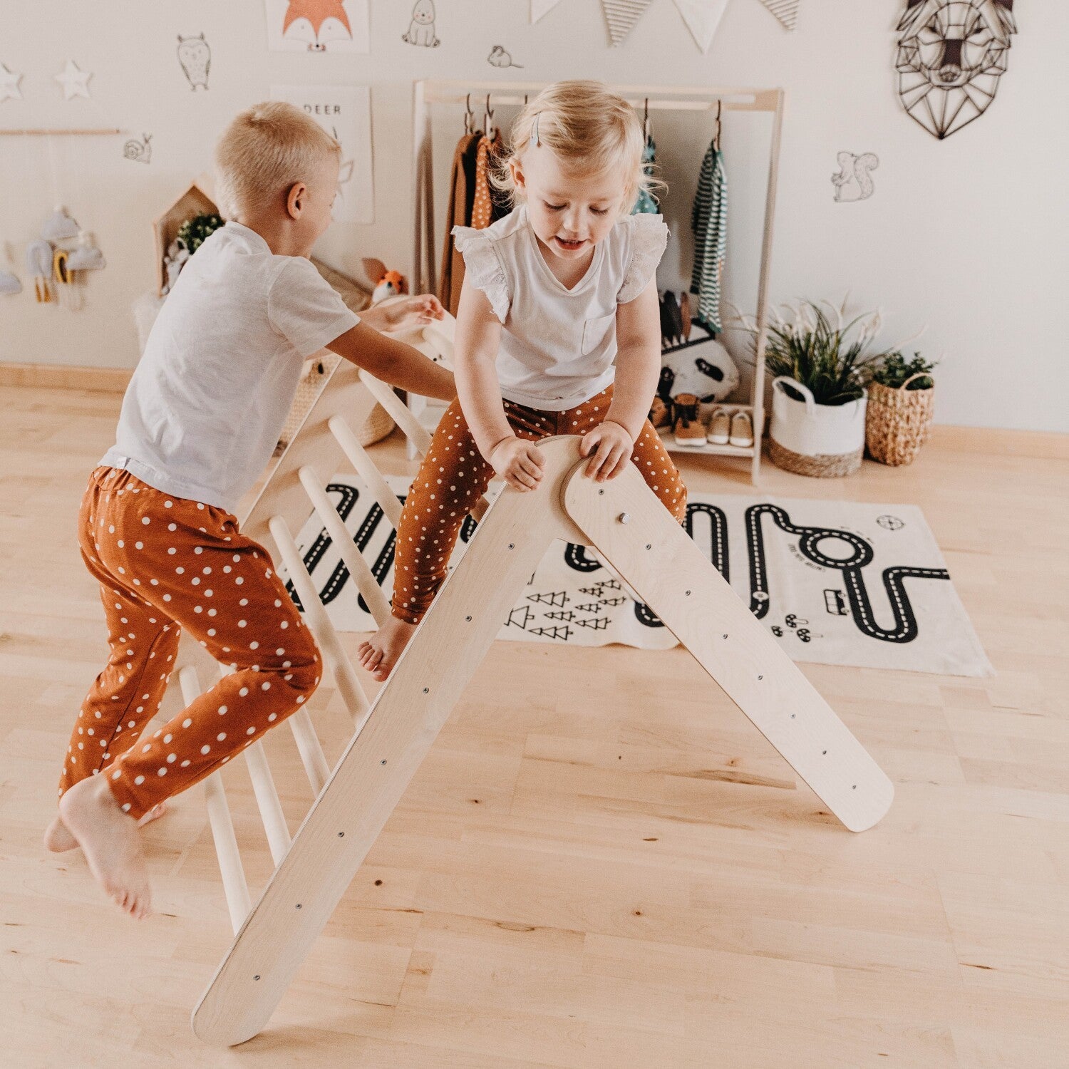 Montessori Klimdriehoek Inklapbaar Binnen Speelgym by Montessori House Bed