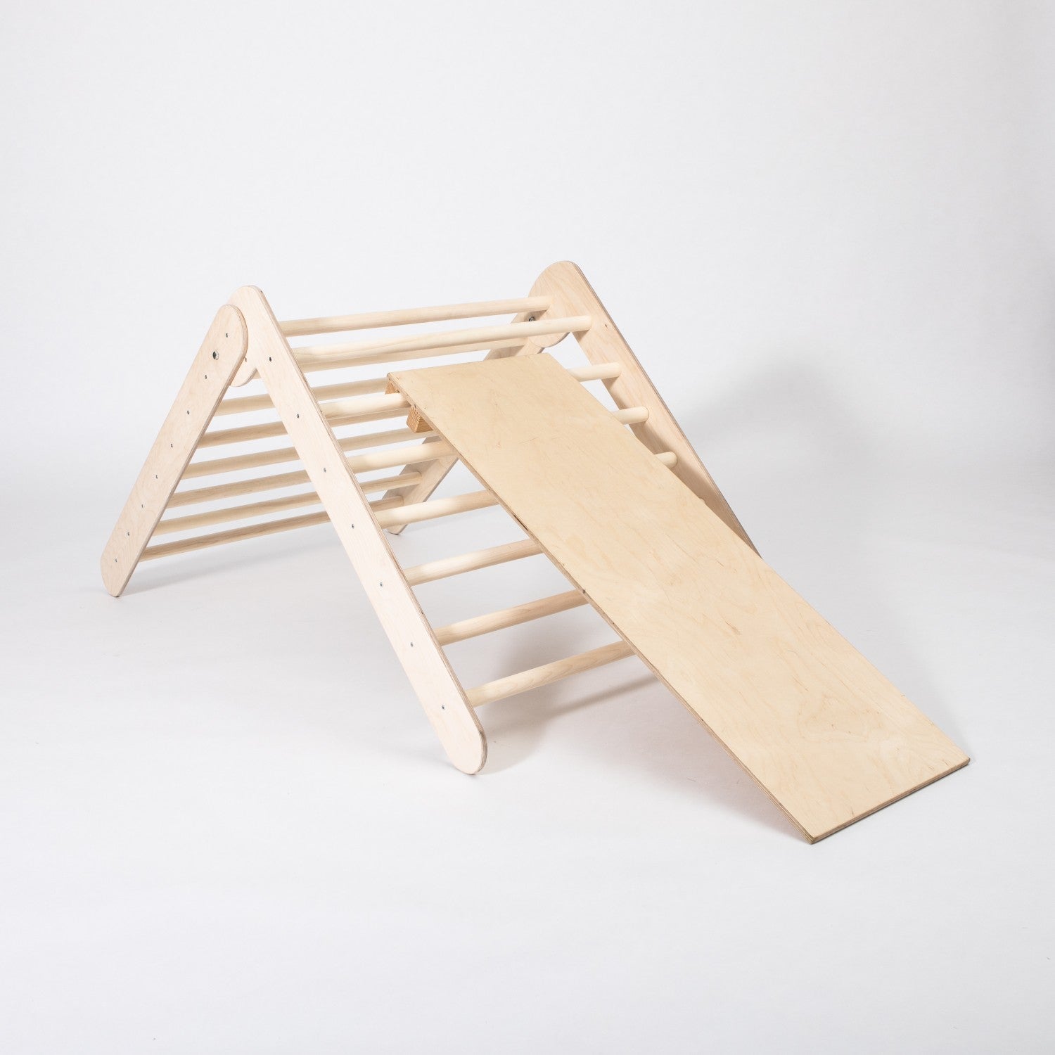 Montessori Klimdriehoek Met Ramp Voor Binnengebruik by Montessori House Bed