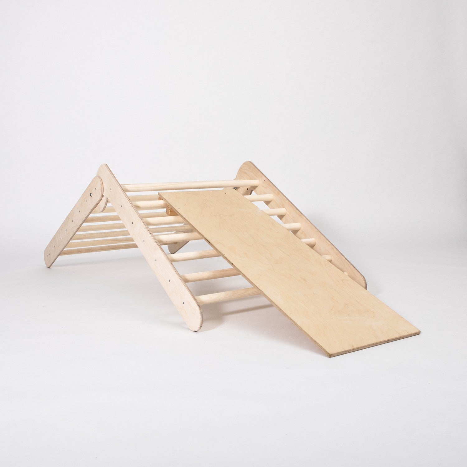 Montessori Klimdriehoek Met Ramp Voor Binnengebruik by Montessori House Bed