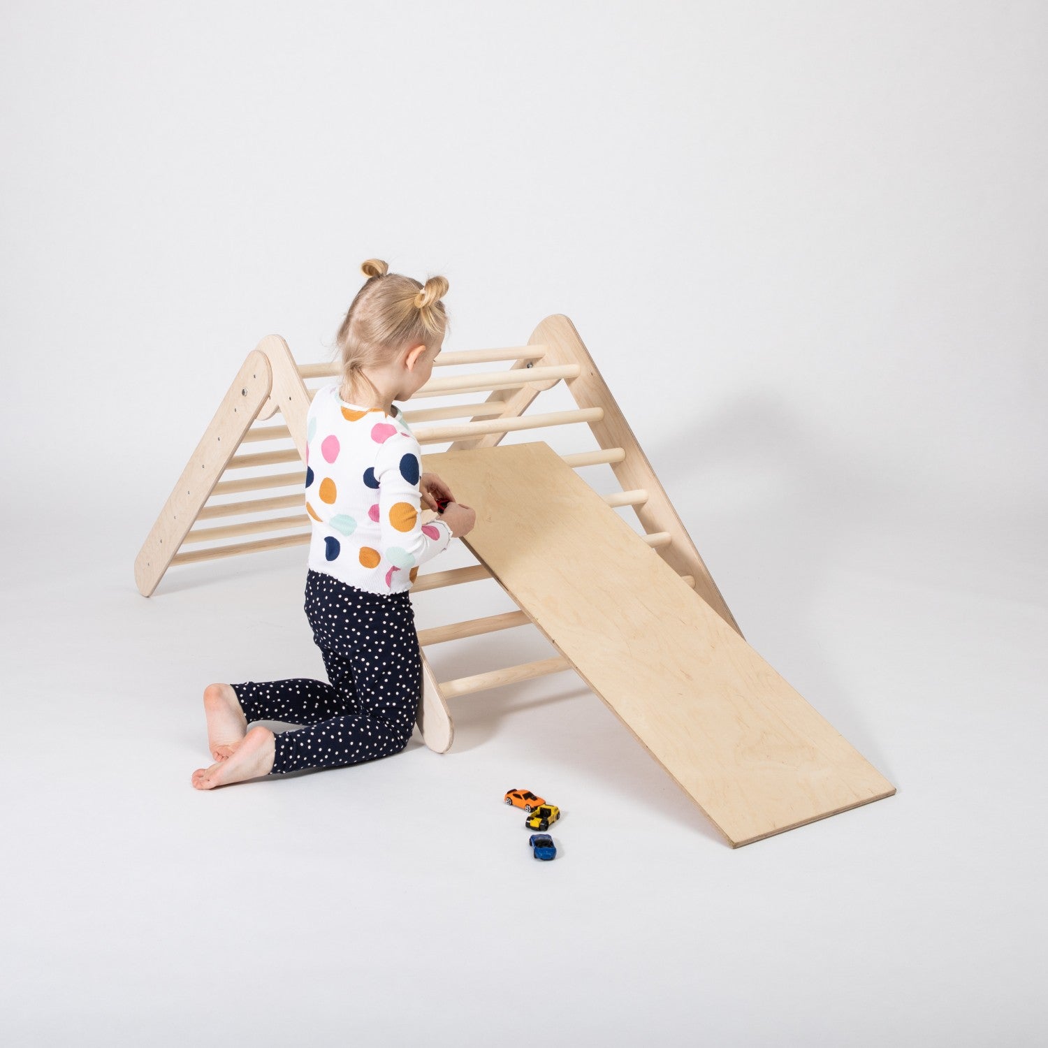 Montessori Klimdriehoek Met Ramp Voor Binnengebruik by Montessori House Bed