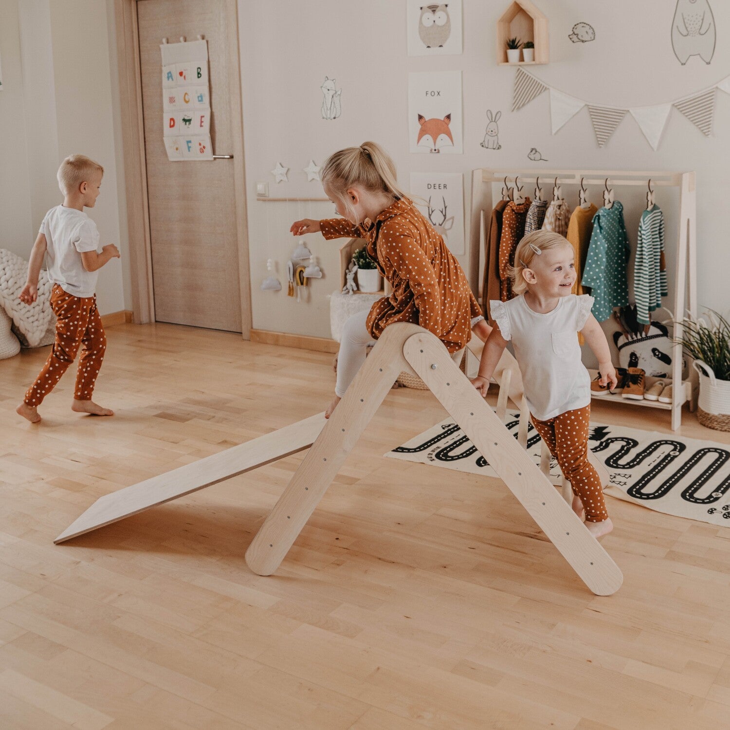 Montessori Klimdriehoek Met Ramp Voor Binnengebruik by Montessori House Bed