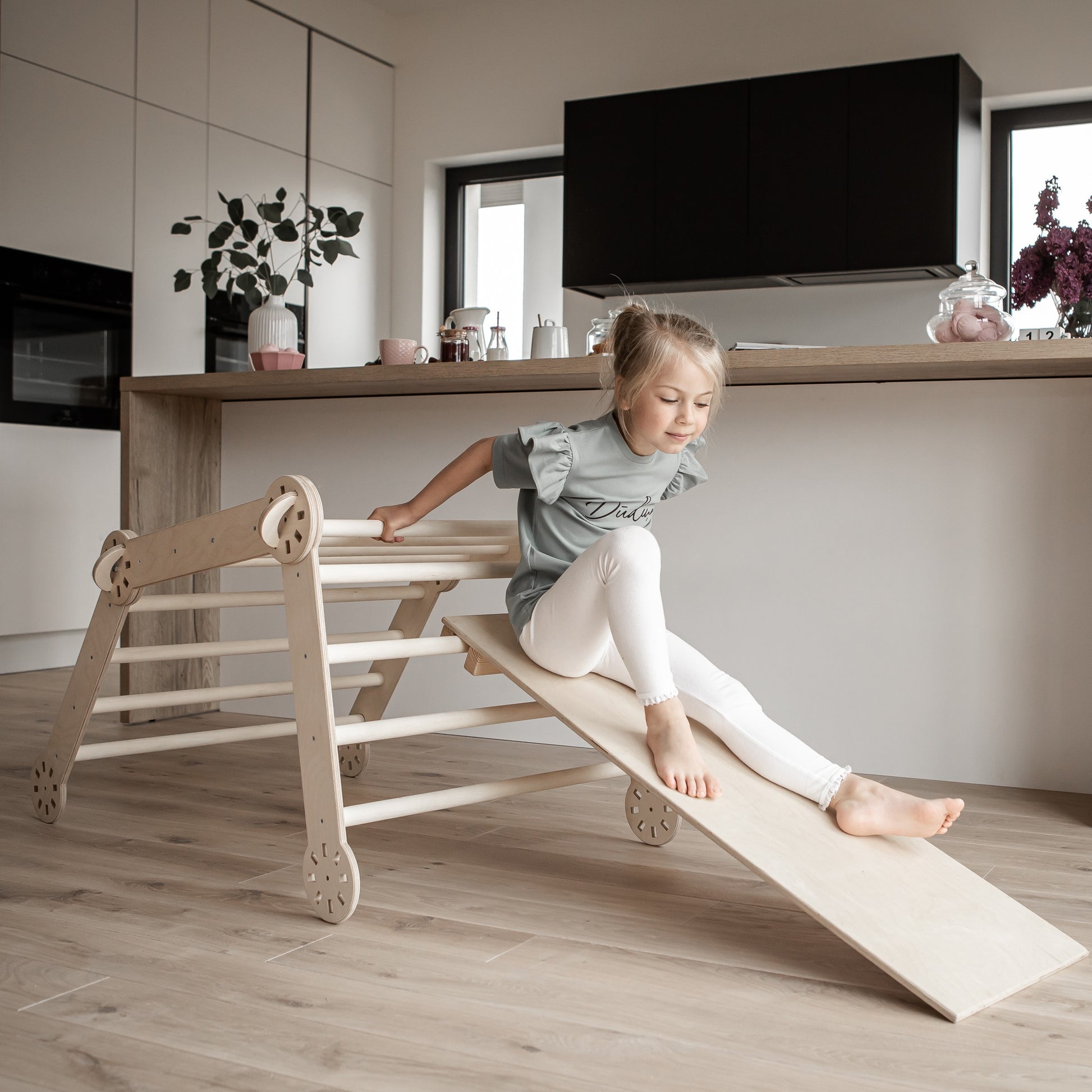 Montessori Klimdriehoek Opvouwbaar Voor Binnen Spel by Montessori House Bed