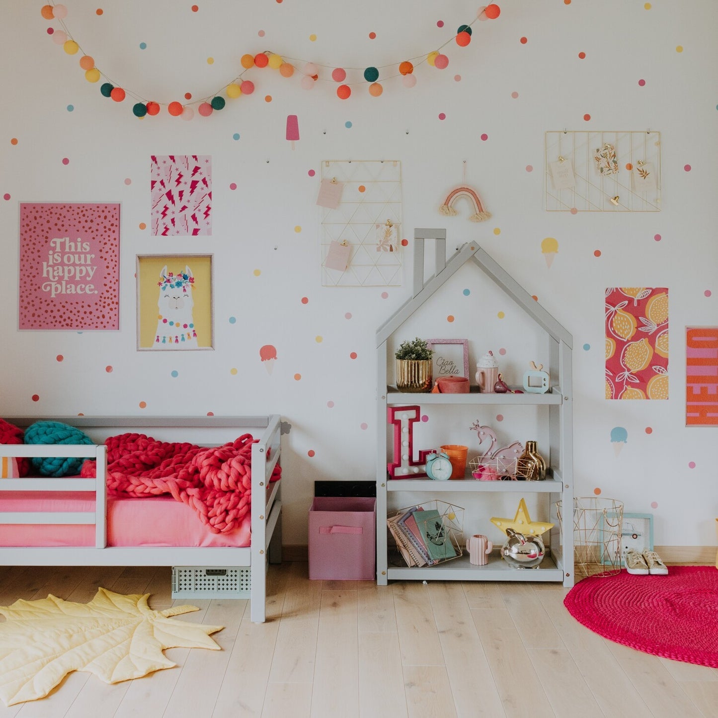 Huisvormige Boekenkast Montessori Kinderkamer Vrijstaand by Montessori House Bed